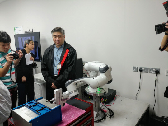 HP 관계자가 사람이 손으로 명령한 움직임을 기억하고 반복하는 로봇을 설명하고 있다. <강해령 기자>